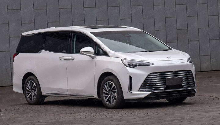 Front three-quarters view of the upcoming Buick GL8 Century hybrid MPV.