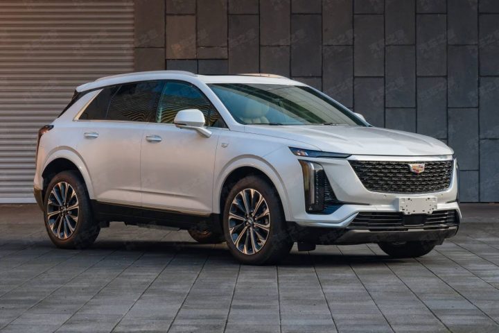 Front three-quarters view of the second-generation Cadillac XT5 in China.