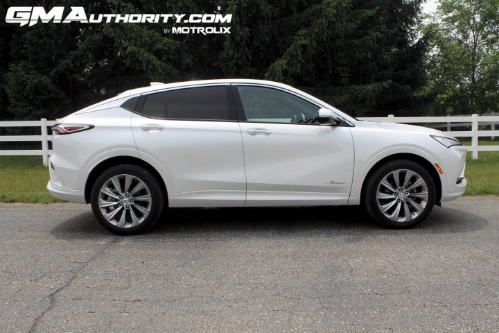 The side profile view of the 2024 Buick Envista Avenir.