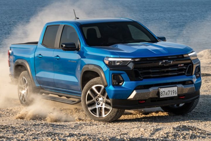 Front three-quarters view of the 2024 Chevy Colorado Z71 for the South Korean market.