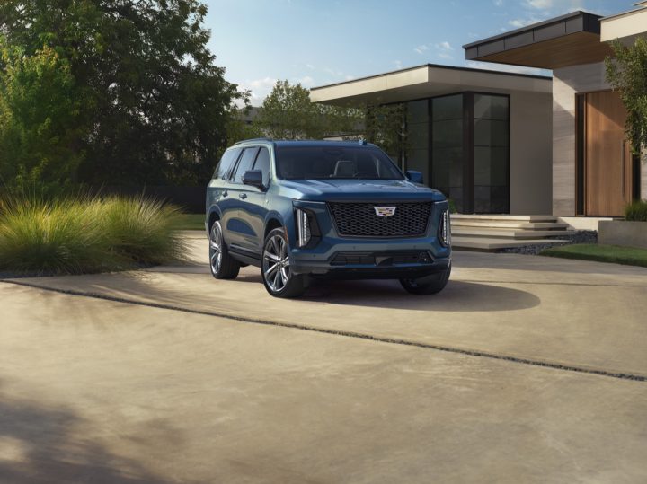 Front three-quarters view of the refreshed 2025 Cadillac Escalade that has been confirmed for Mexico.