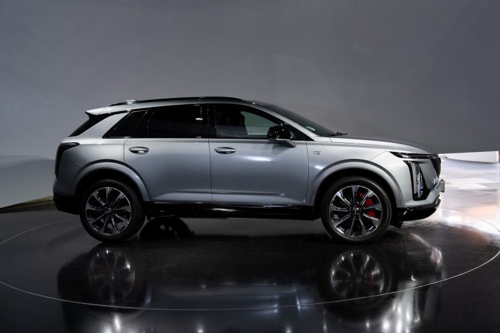 Side-profile view of the second-gen 2025 Cadillac XT5 for China.