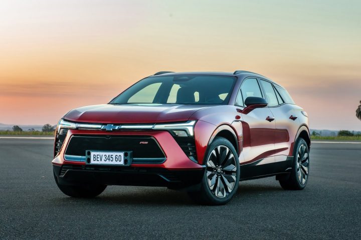 Front three-quarters view of the 2025 Chevy Blazer EV for Brazil.