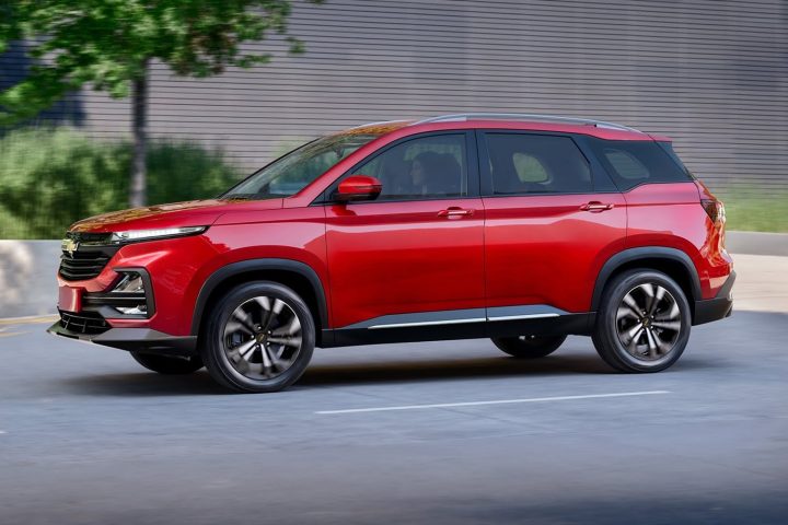 Front three-quarters view of the refreshed 2025 Chevy Captiva XL compact crossover.