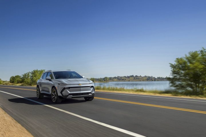 Front three-quarters view of the 2025 Chevy Equinox EV LT for South America.