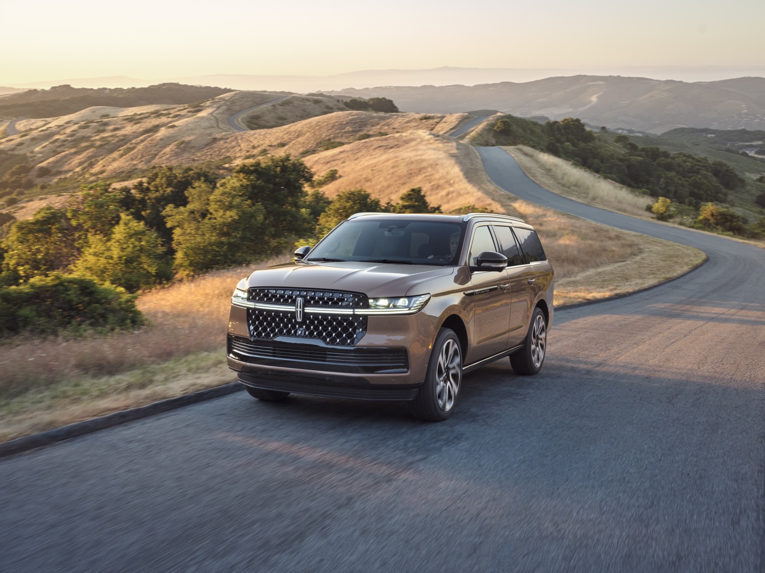 2025 Lincoln Navigator Black Label Sunrise Copper Press Photos Exterior 009 front three