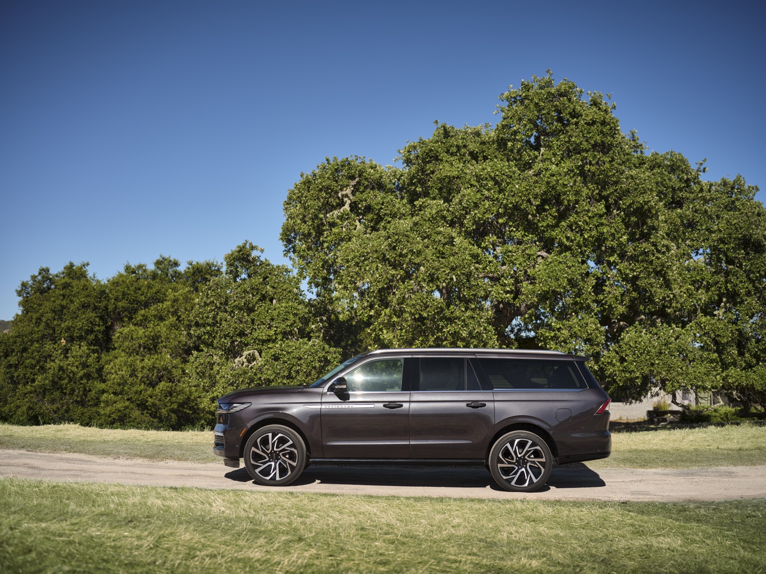 2025 Lincoln Navigator Reserve Starlight Gray Press Photos