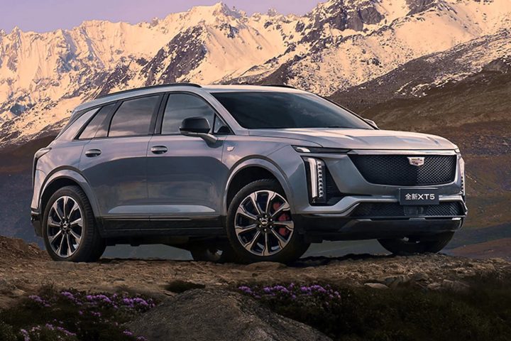 Front three quarters view of the Cadillac XT5 China variant. 