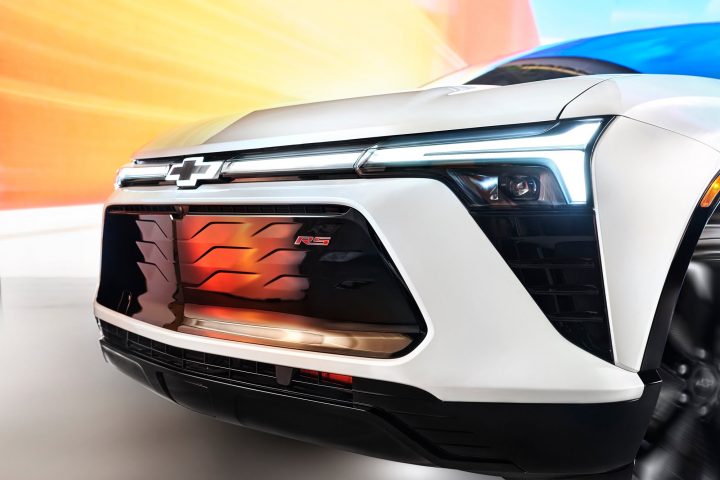 Front-end view of the new 2025 Chevy Blazer EV for Mexico.