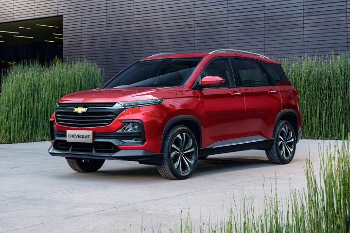 Front three-quarter view of the current-generation, 2025 Chevy Captiva XL for Latin America.