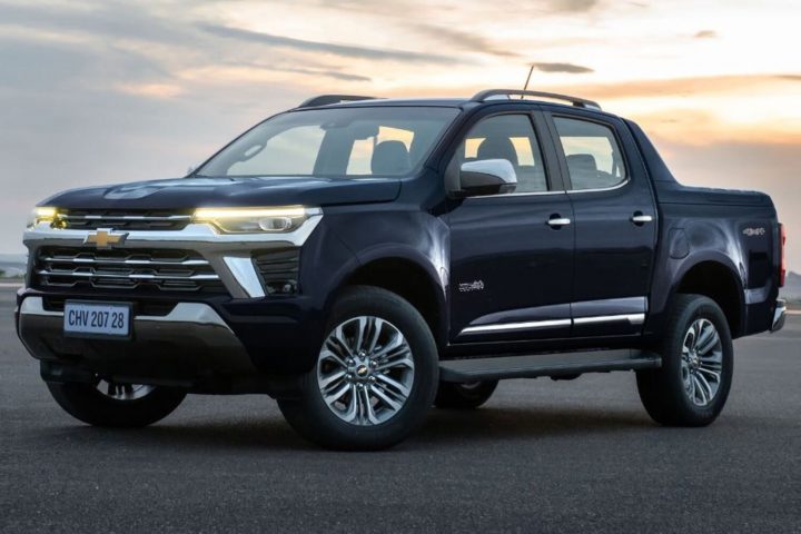 Front three-quarter view of the 2025 Chevy Colorado High Country for Peru.