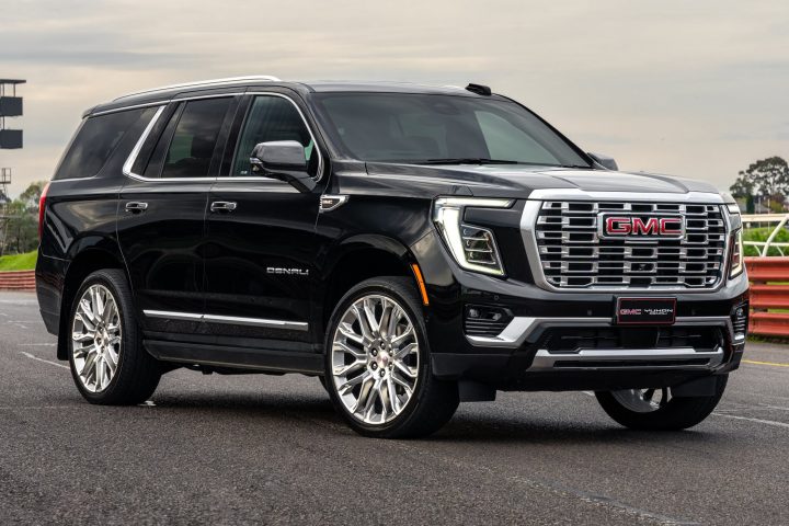 Front three-quarters view of the 2025 GMC Yukon Denali for Australia.