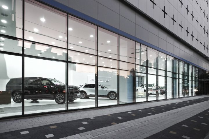 Facade view of the all-new showroom in the GM Korea Seoul Service Center.