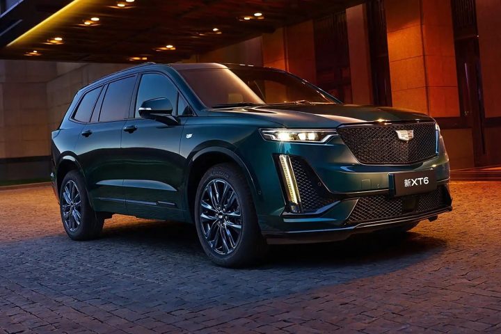 Front three-quarter view of the updated 2025 Cadillac XT6 for China.