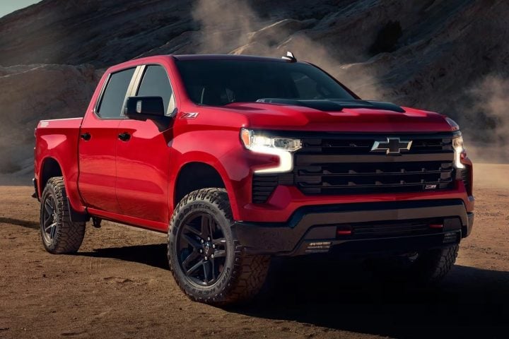 Front three-quarter view of the 2025 Chevy Silverado Z71 Trail Boss for Argentina.