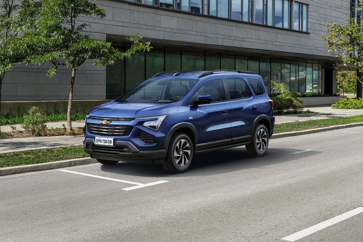 Front three-quarter view of the 2025 Chevy Spin MPV for Argentina.