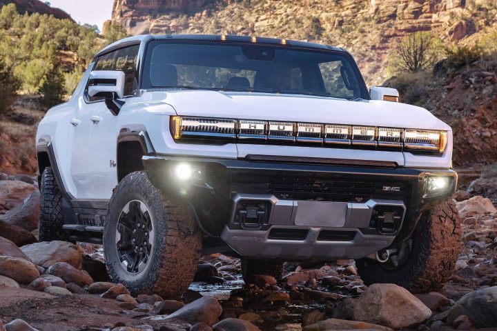 Front three-quarter view of the 2025 GMC Hummer EV Pickup for Mexico.