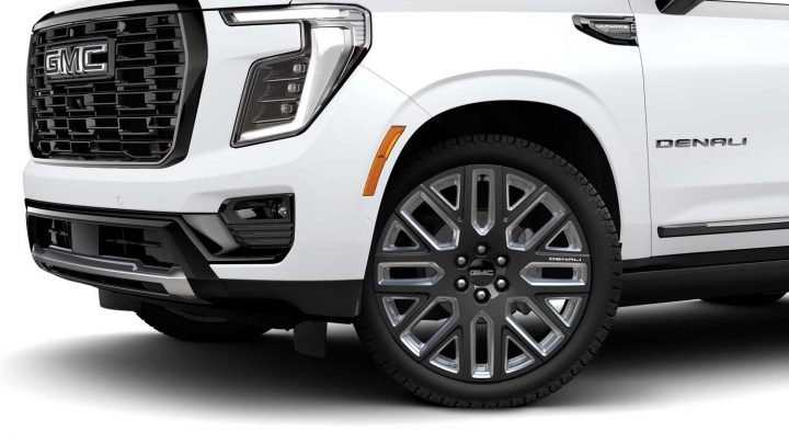 A set of 24-inch wheels on the GMC Yukon that GM Authority believes should be available for the GMC Sierra 1500.