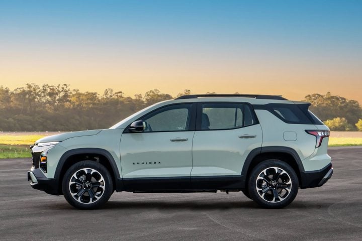 Side view of the 2026 Chevy Equinox.