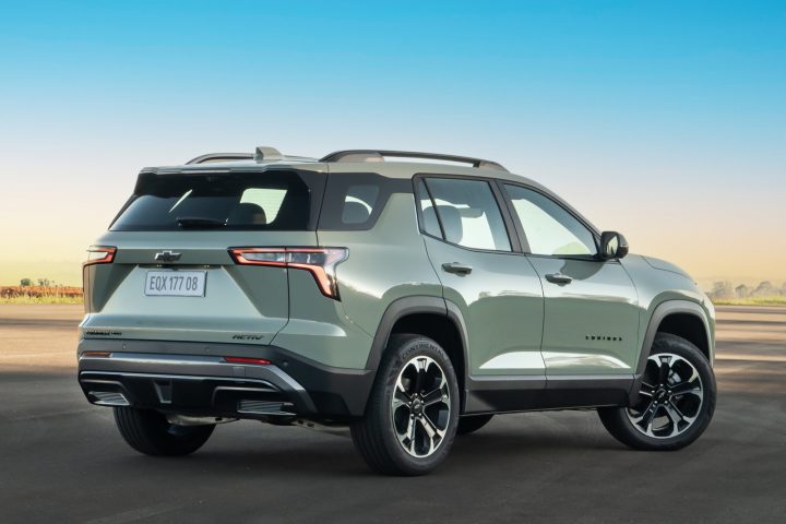 Rear three quarter view of the 2026 Chevy Equinox.