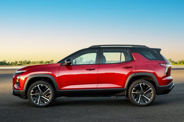 Side view of the 2025 Chevy Equinox.