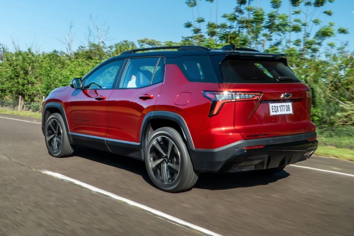 Rear three quarters view of the 2025 Chevy Equinox.