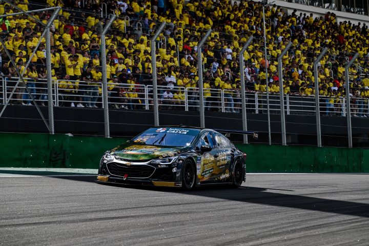 Front three-quarter on-track view of the Chevy Cruze Stock Car in Brazil.