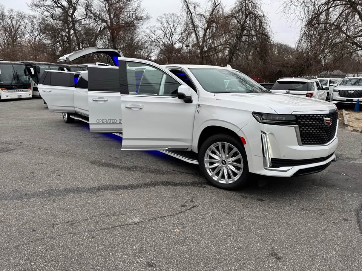 オーダーメイド 5%左右 エスカレードesv Cadillac Escalade ESV Limo With Gullwing Doors For Sale