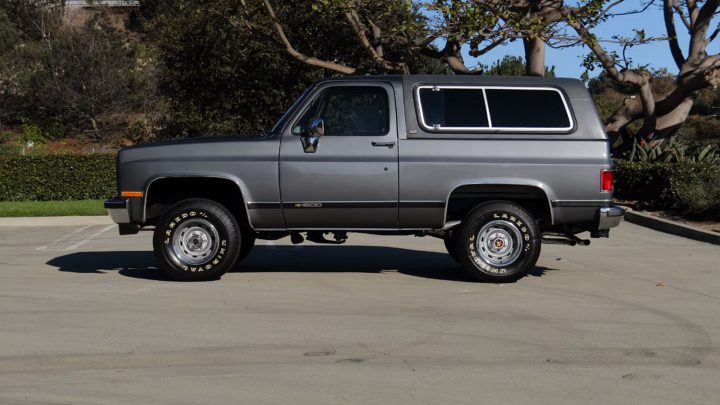 Side profile view of the 21-mile 1989 Chevy Blazer soon heading to auction.