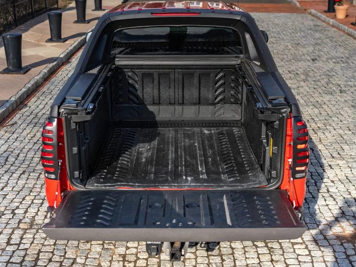 2003 Chevy Avalanche bed.