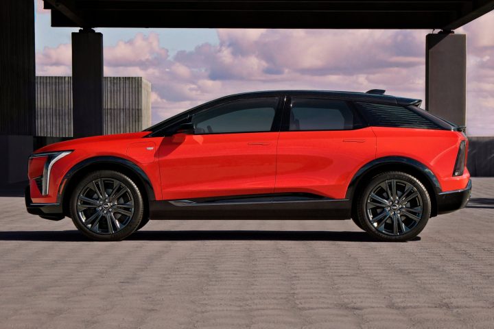 Side profile view of the 2025 Cadillac Optiq Sport for Mexico.