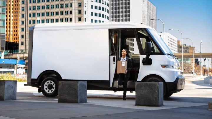 Side front three-quarters view of the 2025 Chevy BrightDrop Van for Mexico.