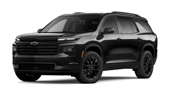 Front three-quarter view of the 2025 Chevy Traverse LT Midnight Edition for Colombia.