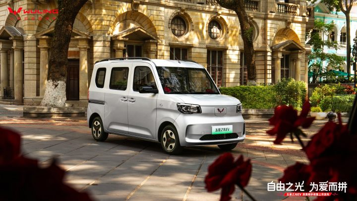 Front three-quarter view of the 2025 Wuling Sunshine EV for China.