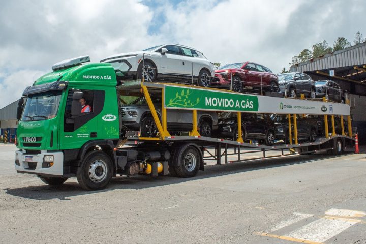 Front three-quarter view of a GM Brazil vehicle transport truck in Sao Paulo.