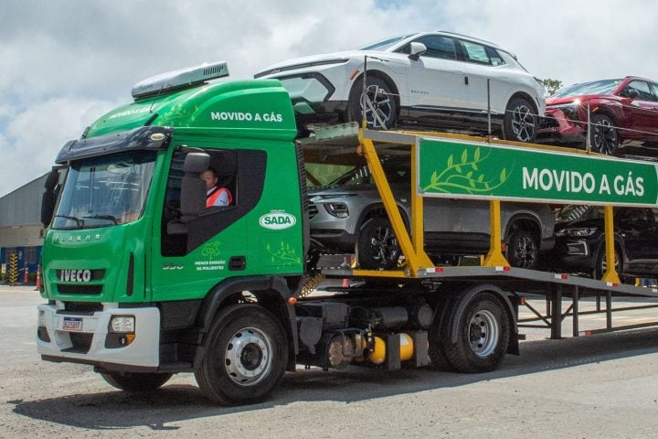 Front three-quarter view of the GM Brazil car transport truck powered by CNG.