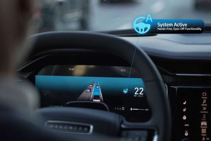 Jeep Wagoneer S with the Stellantis AutoDrive 1.0 system engaged.