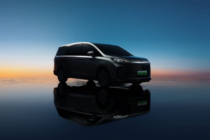 Front three-quarters preview of the 2025 Buick GL8 LS PHEV for China.