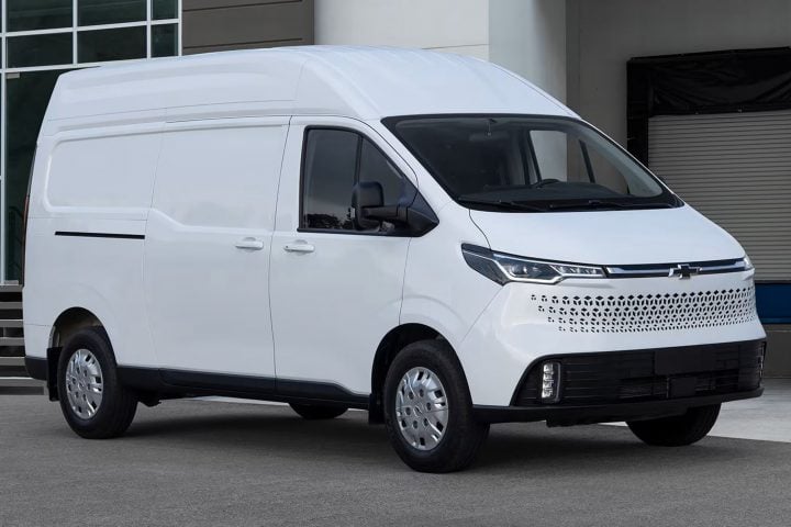 Front three-quarter view of the 2025 Chevy Express Max Van for Mexico.