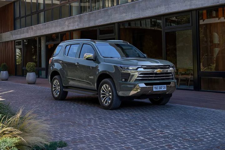 Front three-quarter view of the 2025 Chevy TrailBlazer SUV for Argentina.