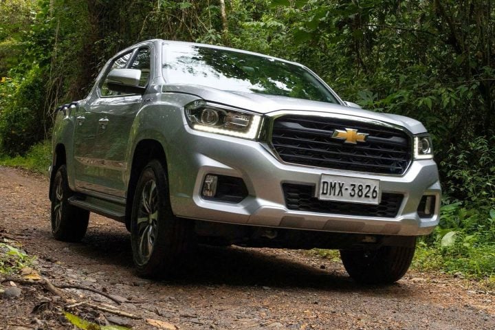 Front three-quarter view of the new 2026 Chevy D-Max for South America.