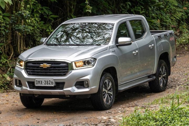 Front three-quarter view of the new 2026 Chevy D-Max Premier for Ecuador.