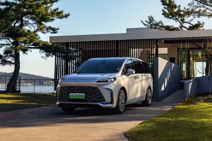Front three-quarter view of the 2025 Buick GL8 LS PHEV for China.