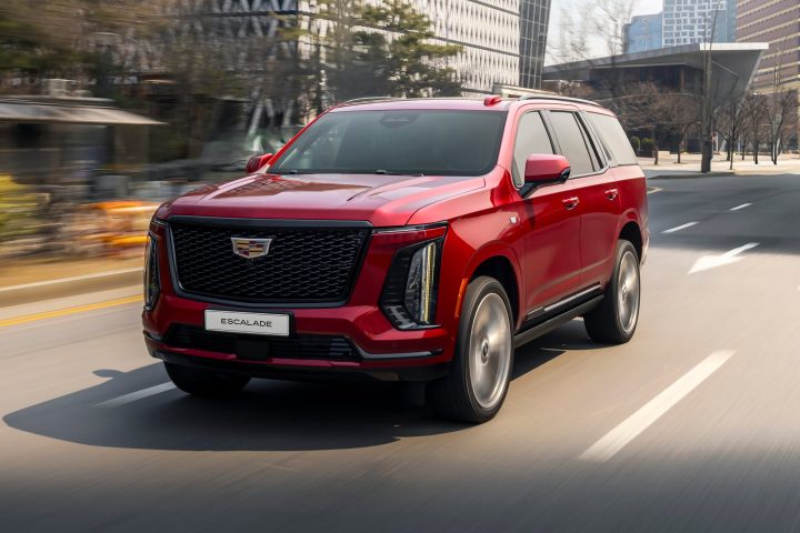 Front three-quarter view of the 2025 Cadillac Escalade Sport Platinum for Korea.