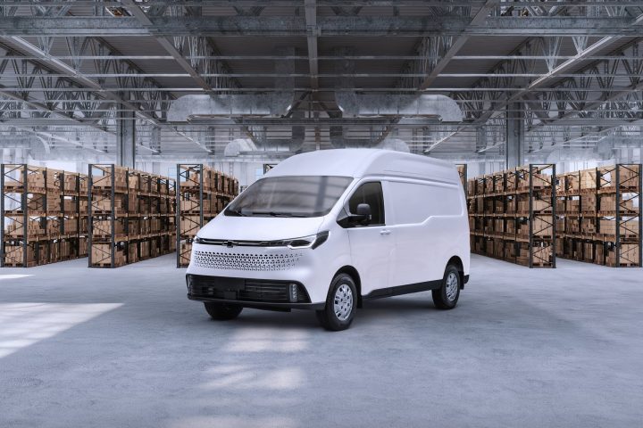 Front three-quarter view of the 2025 Chevy Express Max van for Mexico.