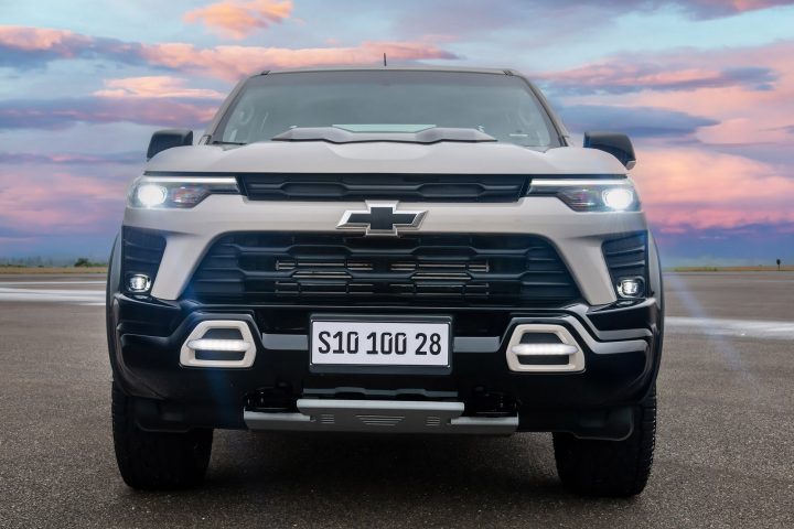 Front-end view of the 2025 Chevy S10 100 Years edition for Brazil.