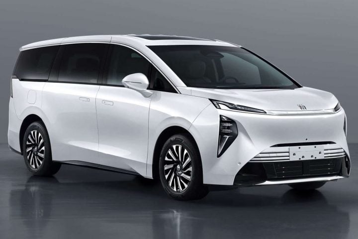 Front three-quarter view of the Buick GL8 Encasa PHEV for China.