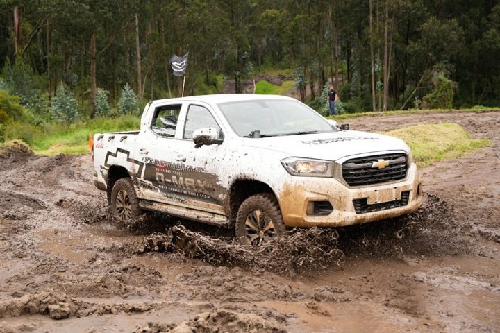 Front three-quarters view of the 2026 Chevy D-Max for Ecuador.