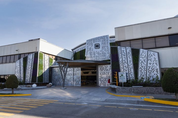 View of the front facade of the GM Mexico Toluca Regional Engineering Center.
