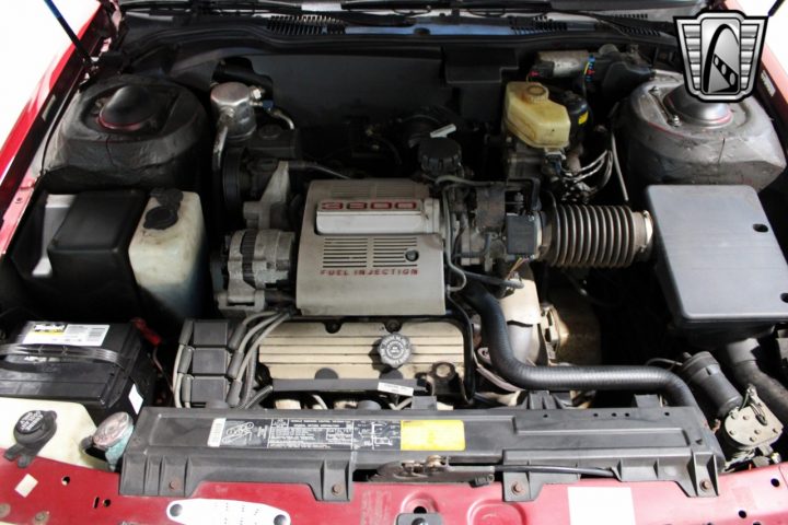 1988 Pontiac Bonneville SSE engine bay.